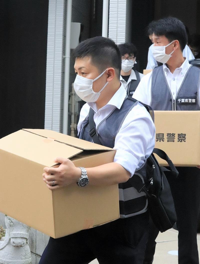 関係先から押収品を運び出す県警捜査員＝６月３０日午後２時半ごろ、船橋市