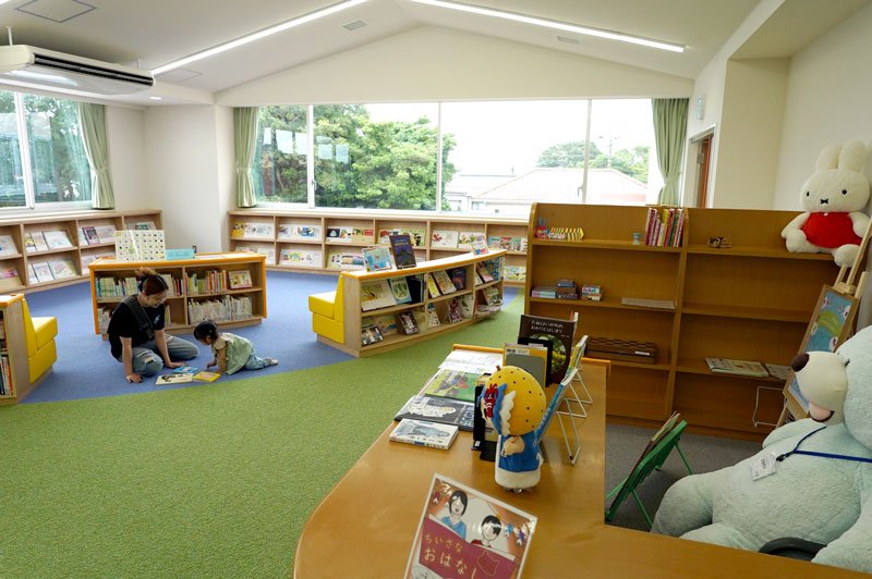 図書館に設けられた「児童図書の部屋」。カーペット敷きで、靴を脱いで利用する＝１日、いすみ市