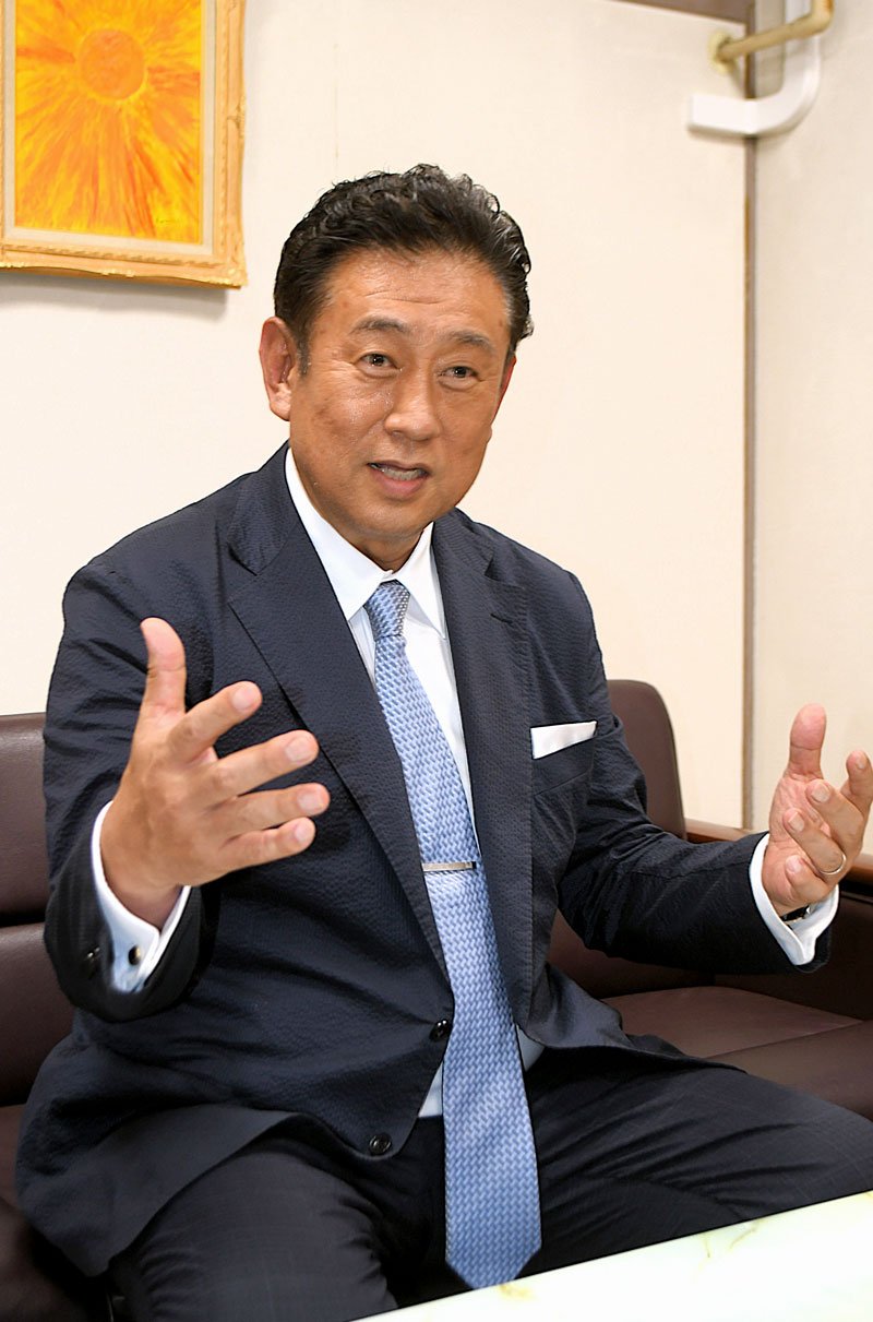 インタビューに応じる県高野連の田口会長=千葉市稲毛区