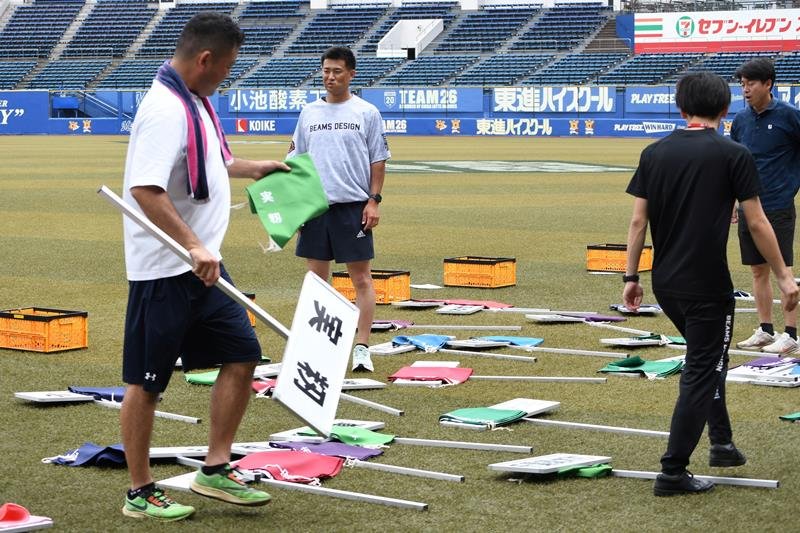 開会式の前日準備でプラカードと校旗を配置する関係者=3日、千葉市美浜区のZOZOマリンスタジアム