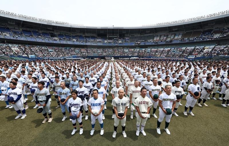 第１０８回全国高校野球選手権千葉大会で整列する参加選手たち＝４日、千葉市美浜区のＺＯＺＯマリンスタジアム