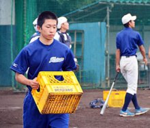 突然の変調も支え合い　最高の仲間と一日でも長く　県立検見川高校３年・飯塚修平選手（１８）　【白球に魅せられて　’１４高校野球千葉大会】（１）