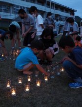 キャンドルともし「ありがとう」　医療従事者へ感謝伝える　君津・旧秋元小