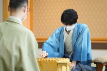 藤井二冠、木更津で初の防衛戦　将棋の棋聖戦が開幕