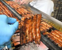 成田山参道に香ばしい匂い　土用の丑の日、老舗ウナギ店盛況