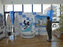 一宮町役場にトーチ　サーフィン大原選手サインも
