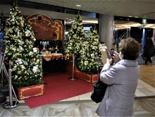 休止の街角ピアノが変身　Ｘマス写真撮影場所に　船橋フェイスビル　【師走スケッチ２０２１】