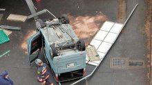 立体駐車場から車が転落　運転の女性搬送　旭のショッピングセンター