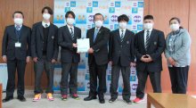 交通安全に活用を　八街高生、木工品の売上金を市に寄付