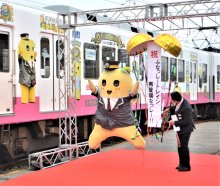 【動画あり】「笑顔乗せて走るなっしー」　ふなっしー１０周年トレイン　新京成、年末まで運行　仲間も増えてにぎやかに