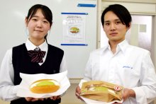 旬のメロンぜいたくに　銚子メロンコッペ、銚子商高生が開発　２５・２６日にイオン銚子で限定発売