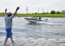 障害者が水上スポーツ体験　バイクやボートで暑さ撃退　香取・黒部川でイベント
