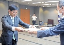 当選３氏に証書　初当選の臼井氏「国と地方結ぶ」　【参院選ちば２０２２】