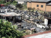 柏で車４７台、プレハブ５棟焼く　男性２人搬送　「駐車場で車が燃えている」と通報
