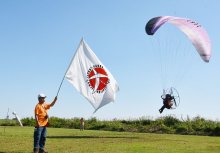 秋空の下、パラモーター飛行技術競う　利根川河川敷で４年ぶり選手権　神崎