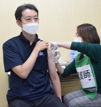 熊谷知事ワクチン接種４回目　「早めの接種」呼び掛け　ＢＡ・１対応型、有効性アピール　新型コロナ