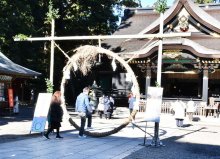 心身清めて新年に　香取神宮「茅の輪」くぐり　【師走スケッチ２０２２】