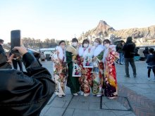 ミッキーと共に門出祝う　東京ディズニーシーで浦安市成人式　【舞浜タイムズ１月号】