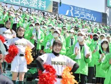 大応援団後押し　スタンド緑一色に　専松春初勝利　選抜高校野球大会