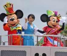 街中にミッキー・ミニーが！　ディズニー人気キャラがパレード　浦安市制施行４０周年で　特別車両で登場、沿道の市民ら歓声