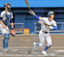 会心の一撃　中央学院の川野凌　第７６回春季千葉県高校野球大会　第１日
