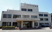 【速報】バイクの警察官が死亡　八千代の国道１６号　街路灯に衝突、帰宅中に単独事故か