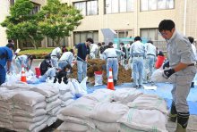 台風に備え土のう作り　「町民の安全守るため」　町職員や土木業者、思い込め　多古