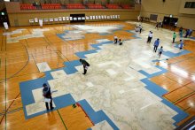 「伊能大図」の上歩いて偉業体感　香取で伊能忠敬パネル展　千葉県誕生１５０周年記念の一環