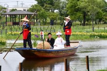 【動画あり】嫁入り舟で晴れ姿披露　来園者の祝福に笑顔　水郷佐原あやめパーク　香取