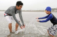 千葉県内最速で海水浴場オープン　九十九里・片貝、不動堂　家族連れ、雨模様も波楽しむ