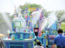 ディズニー、夏の「びしょ濡れ」イベント本格復活　ベイマックスの水噴射で「涼しい！」歓声