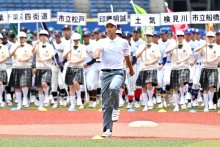 堂々と選手先導　八千代松陰・相沢さん　第１０５回全国高校野球選手権　千葉大会　第１日