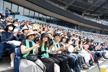 制限なし保護者ら歓声　晴れ舞台の選手へ熱視線　ＺＯＺＯマリン開会式　第１０５回全国高校野球　千葉大会　第１日