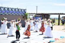 優美な踊りで南国ムード　あさひフラフェスティバル　華やか衣装、３００人参加