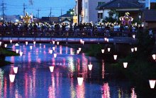 希望載せたぼんぼり３００個　淡い明かり、黒部川彩る　小見川祇園祭に合わせイルミ