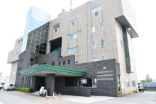 【速報】自宅で暴行受けた２４歳女性死亡　傷害容疑で男逮捕、同居か　柏の集合住宅