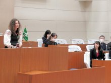 「ロシアは国を奪わないで」　ウクライナから避難移住１年　オルガ・ナセドキナさん　鎌ケ谷市議場で切実訴え　支援に感謝