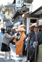 支援必要な人へ寄付　僧侶　参道練り歩き募る　たすけあい托鉢　成田　【師走スケッチ２０２３】