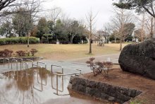公園に腹部刺された２６歳男性　殺人未遂で捜査　四街道