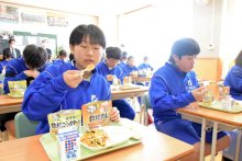 備蓄品使い「防災給食」　津波で校舎浸水を経験の旭・飯岡中など　備えの大切さ学ぶ　【東日本大震災１３年】