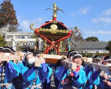 卒業の門出に中学生みこし担ぐ　白子中３年生「最高の思い出できた」　地元神社発案の計らい、後輩も出迎え
