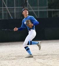 率先行動でサポート　山崎銀士朗外野手　【聖地を駆ける　中央学院の頂戦】