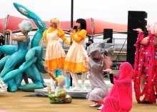 音楽と身体表現で魅了　百年後芸術祭ライブ「不思議な愛な富津岬」　アイナ・ジ・エンドさんら出演