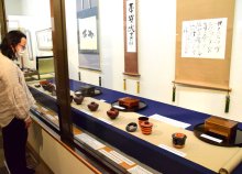 老舗料亭「うなぎ安田」食器や調度品　時代見つめた１５０点　４代目おかみ「全てに思い入れ」　政財界重鎮が使う　睦沢で名品展