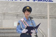 事故防止へ「早めのライト点灯を」　元体操のお兄さんの福尾誠さんが呼びかけ　県庁で秋の交通安全運動出動式