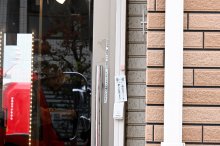 包丁の準備役か、川崎の２６歳女逮捕　「目的知らず」と容疑否認　船橋・八千代店舗事件で４人目