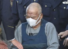 ＜柏の夫婦殺害・住宅放火事件＞７７歳容疑者を送検　車椅子姿、足には包帯　公務執行妨害容疑で逮捕　千葉県警
