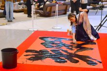勢いある一字で魅了　外国人らへ書道披露　書道家の桜風さん　成田空港