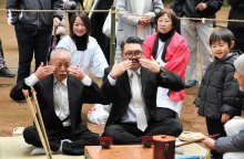 【動画あり】ひげをなでて「もう一杯」　伝統奇祭、境内に笑顔　香取・側高神社
