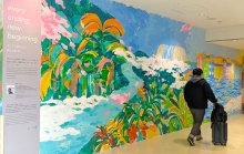 舞い散る桜旅路巡って　成田空港に壁画アート